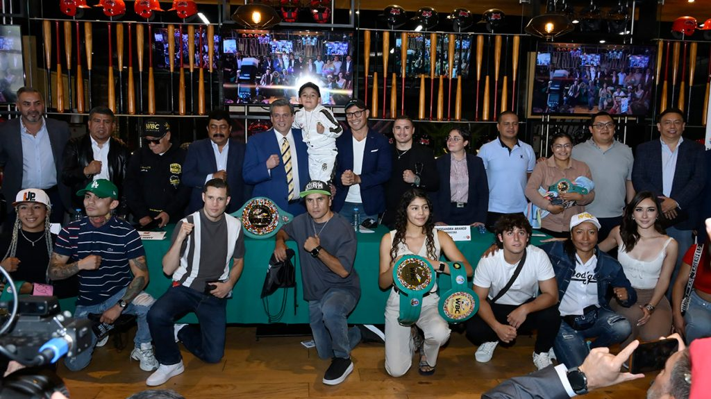 Grandes Campeones WBC en el Martes de Café. 